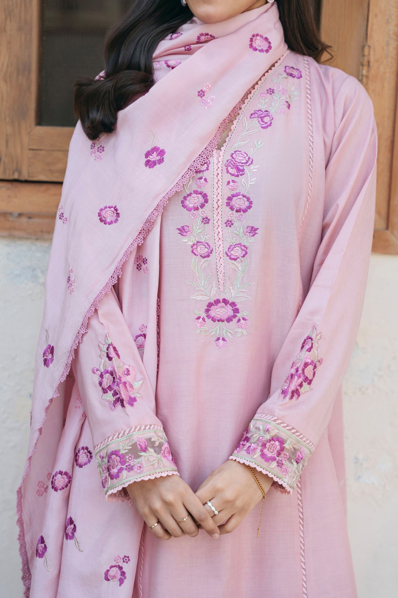 Elegant Embroidered 3-Piece Lawn Suit – Sophisticated & Stylish
