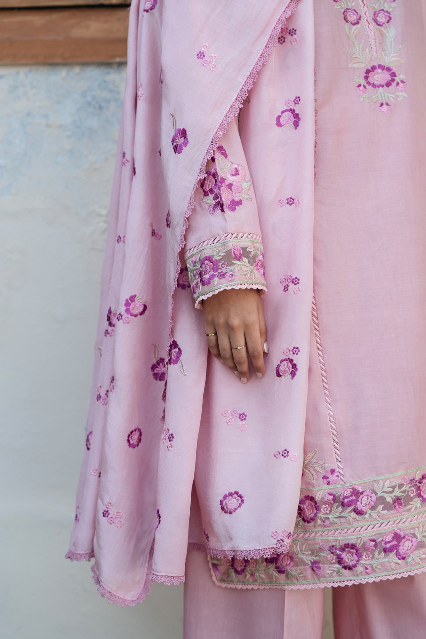 Elegant Embroidered 3-Piece Lawn Suit – Sophisticated & Stylish
