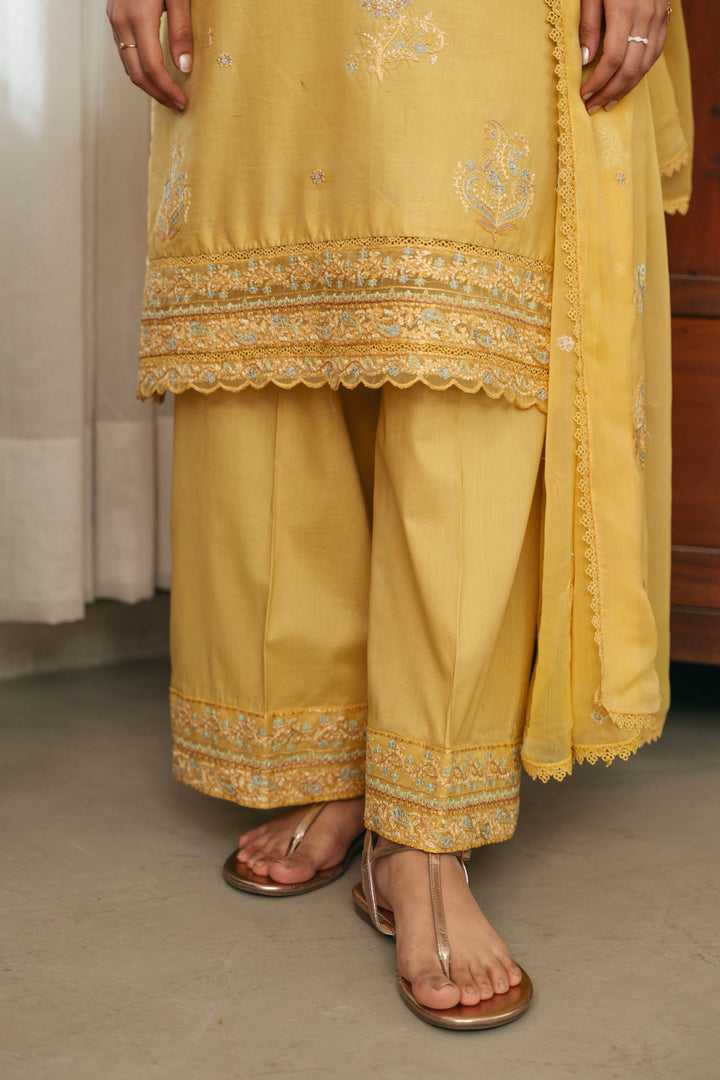 Elegant Embroidered Lawn 3-Piece Suit with Chiffon Dupatta – Perfect for Any Occasion